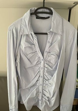 Camicia azzurro chiaro a righe sottili bianche  