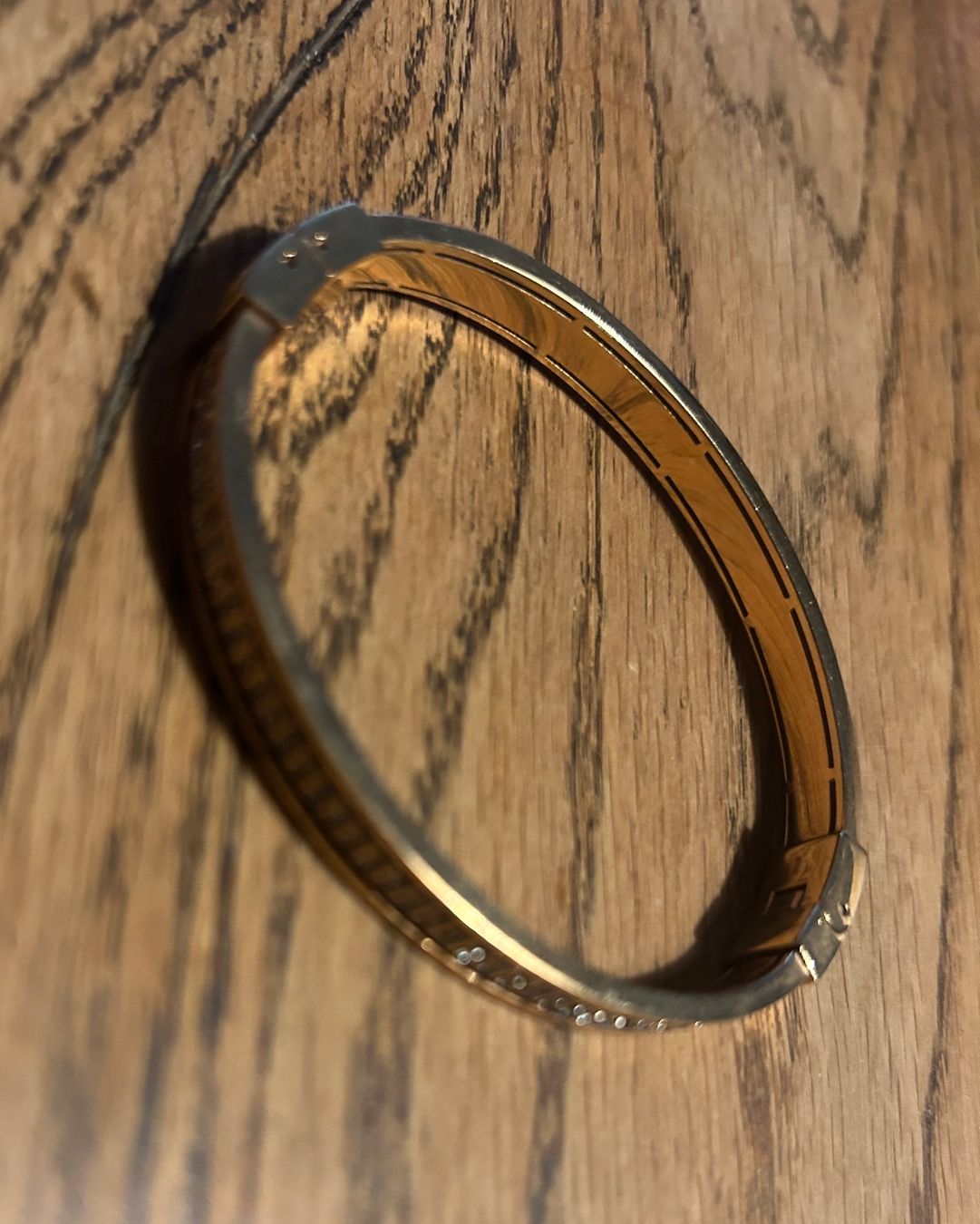 Fossil Armbänder & -reifen: Fossil Armreif goldfarben mit Steinchen – Gebraucht aus Bern von cip_v9xh 1