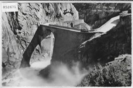 Die Teufelsbrücke mit Auto