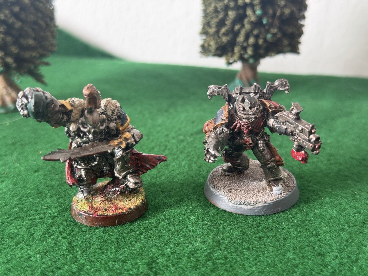 Kit di modellismo & Modellini statici: Warhammer 40K - 2 miniature Chaos Space Marines dipinte! – Nuovo (secondo la descrizione) da S. Pietro venduto da nap_9xjt
