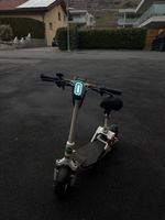 Trottinette électrique blanc avec siege bon etat