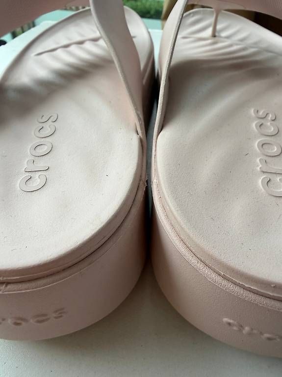 Crocs Damenschuhe: Crocs Getaway Platform Flip - neuves – Neu (gemäss Beschreibung) aus la Tour-de-Peilz von Crm 2
