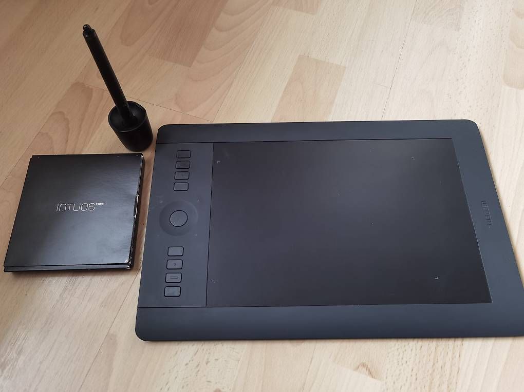 Wacom Tablet PC: Grafik Tablett Wacom Intuos Pro M (A5) – Usato da Basel venduto da kap_yhy8