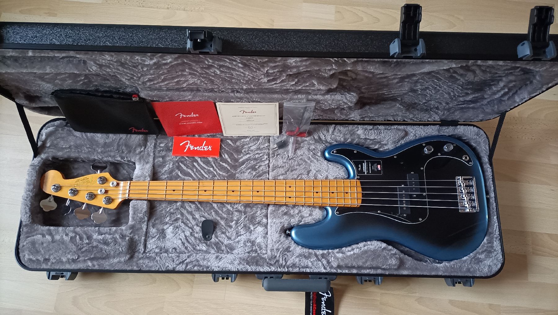 Fender Strumenti musicali: Fender Precision AM Pro II P Bass V MN DK NIT – Nuovo (secondo la descrizione) da Font venduto da Denmka