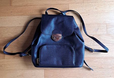 Rucksack Mango schwarz mit goldiger Schnalle