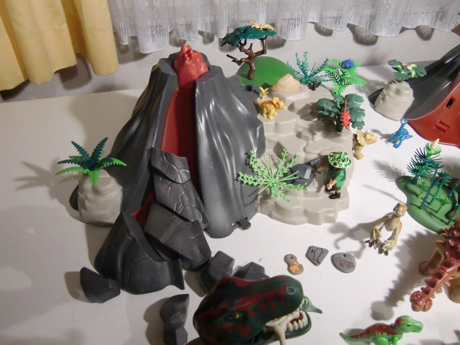 Playmobil Spielzeuge: Playmobil Dinosaurier mit Vulkan - grosses Paket – Gebraucht aus Arbon von 200sterne 7