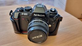 Nikon F-301 Kamera mit Soft-Case CF-35 und Objektiv E 28mm