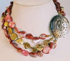 Collier dreireihig gefärbte Muschelkern Perlen neu