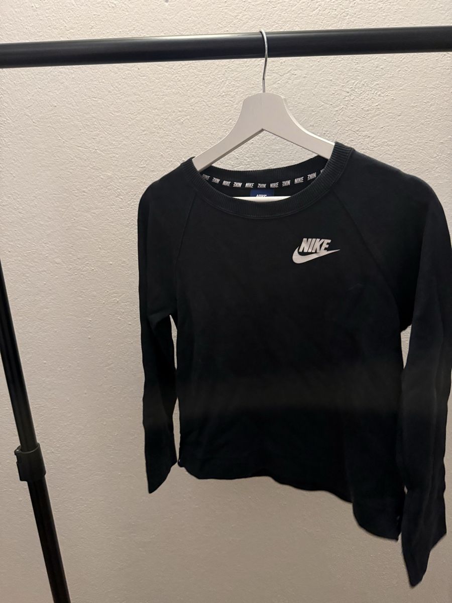Nike Pullover & Sweatshirts: Nike Pullover schwarz Grösse XS gebrauchter Zustand – Gebraucht aus Biberist von bierikim
