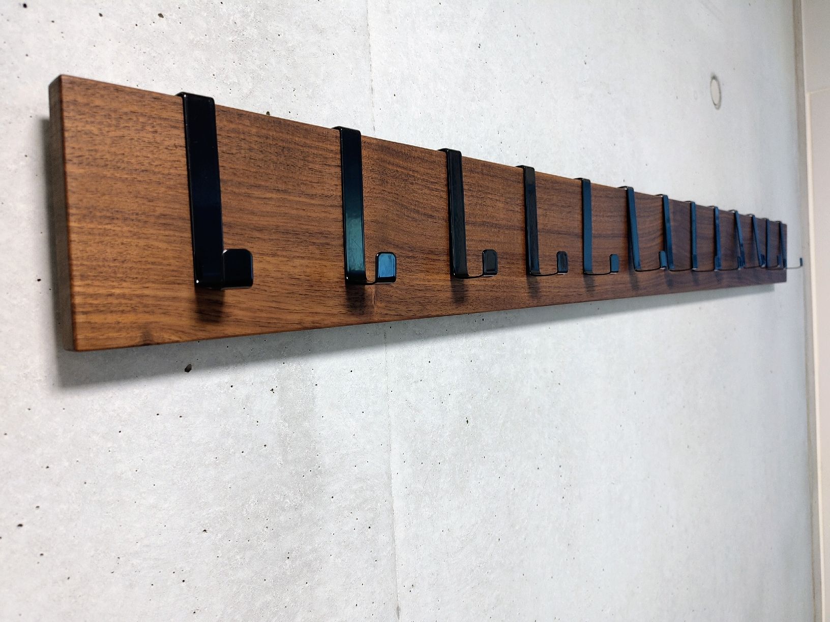 Porte manteau: Wandgarderobe aus Nussbaumholz – D'occasion à Thun par The_Sixx