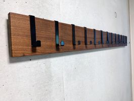 Wandgarderobe aus Nussbaumholz