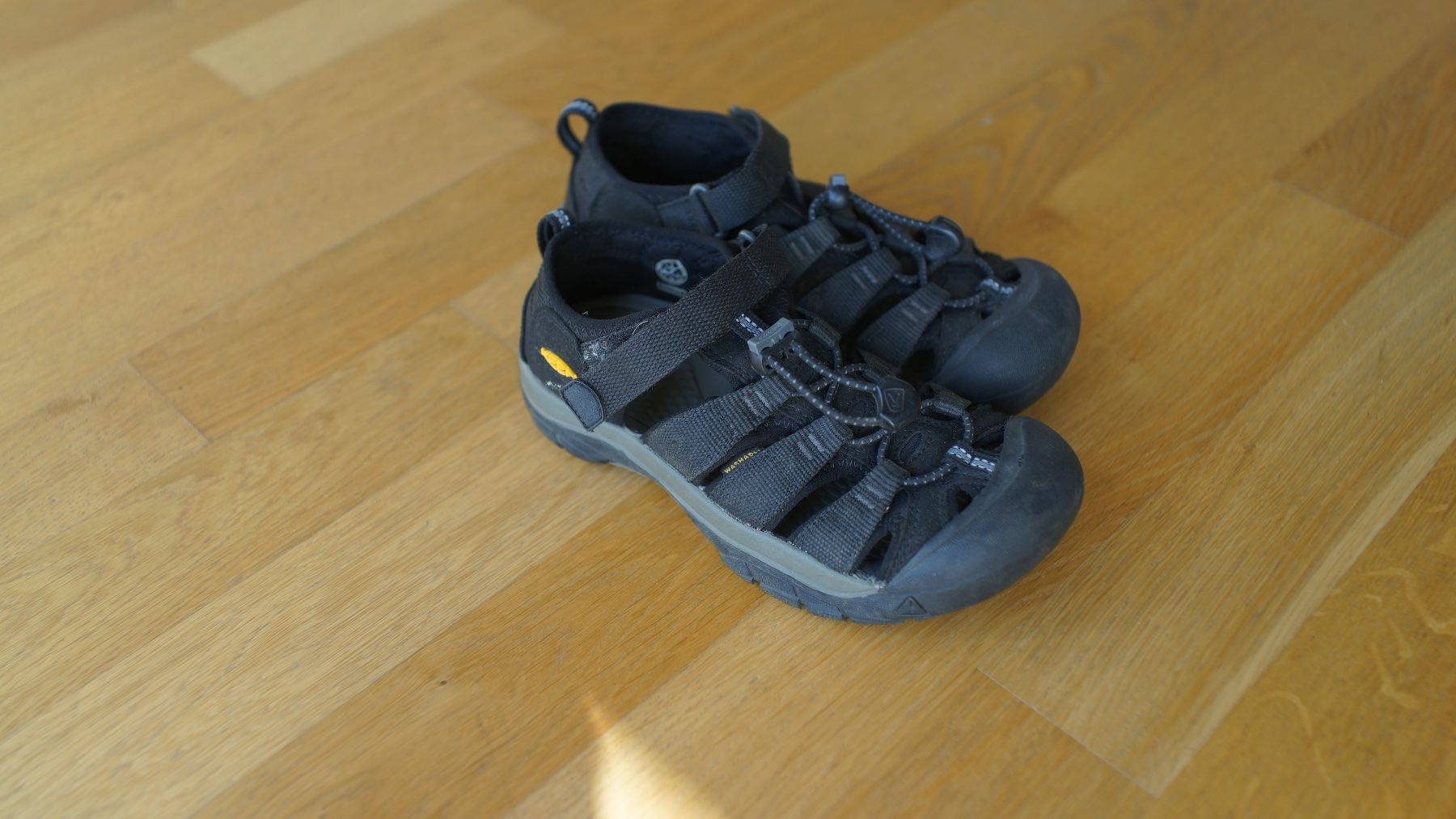Scarpe per ragazzi: Keen Trekkingsandale Schwarz Gr. 34 – Usato da Biel/Bienne venduto da Cyp79 2