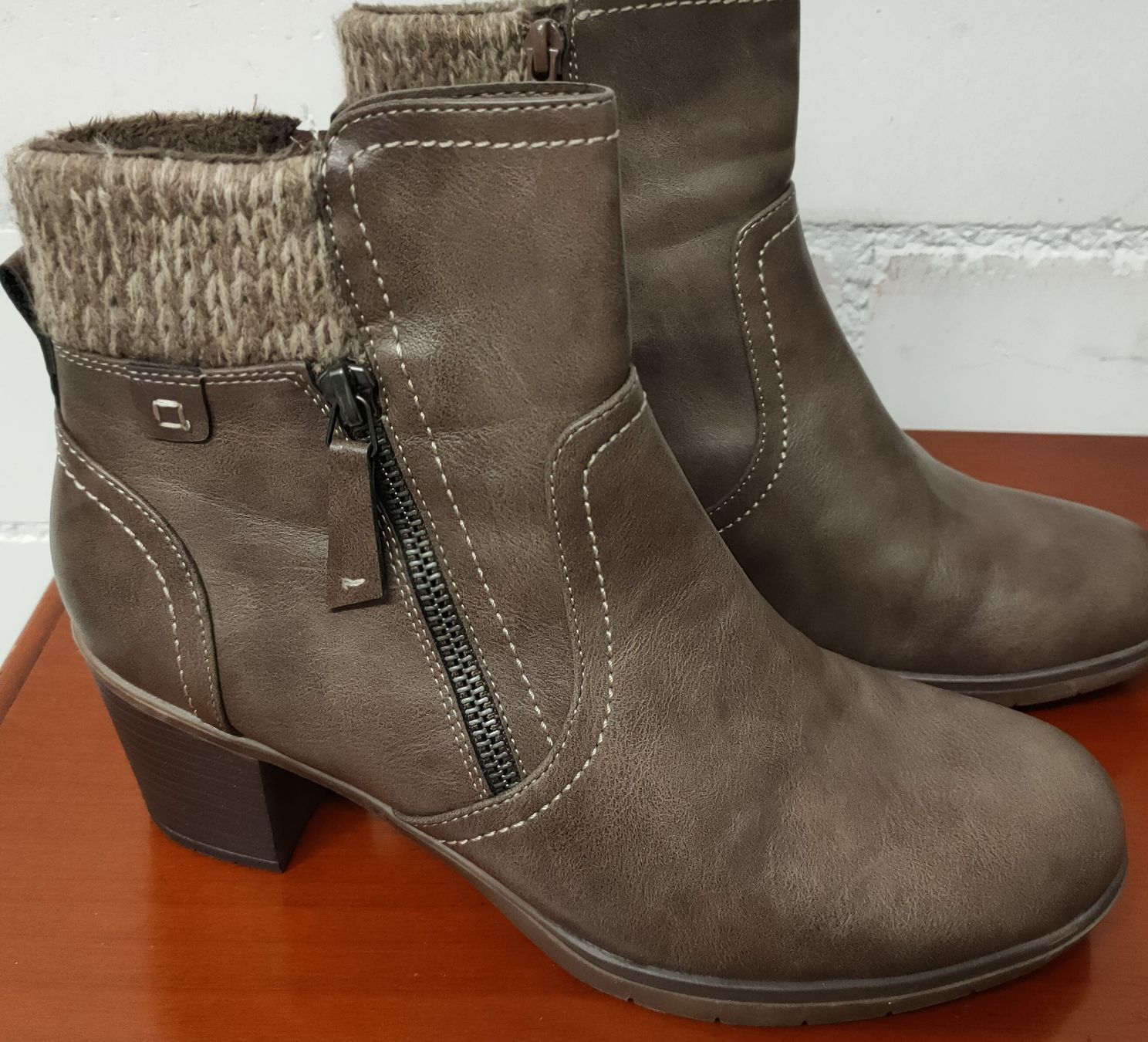 Chaussures femmes: Braune Winterstiefeletten mit Strickbund, Grösse 38,5 – Neuf (Voir description) à Oberrohrdorf par Karin84
