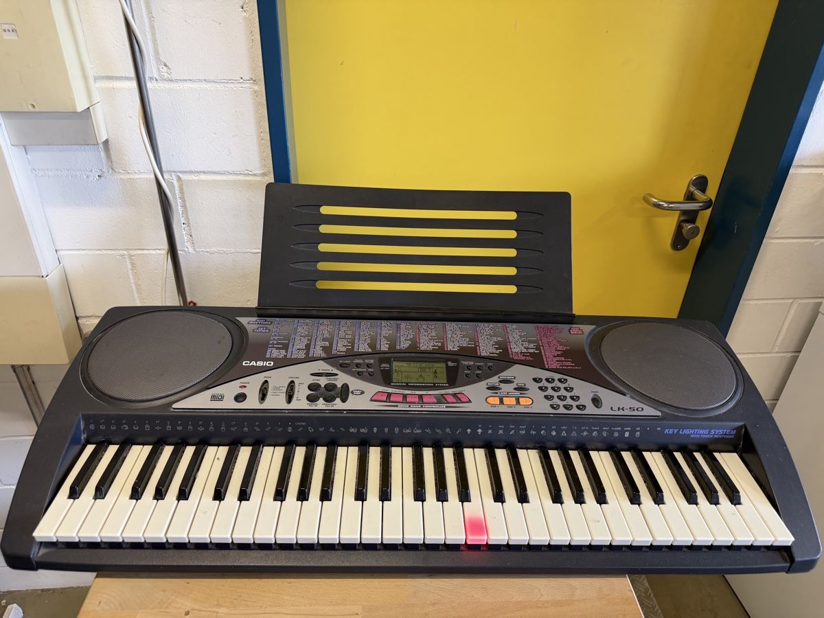 Casio Musikinstrumente: Casio LK-50 Key Lighting System Keyboard gebraucht – Gebraucht aus Strengelbach von RaenAntikDesign