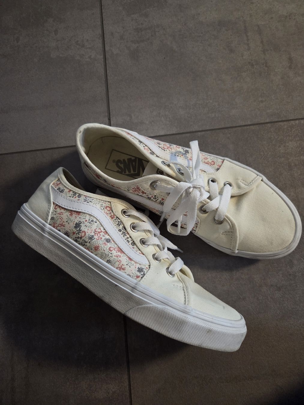 Vans Chaussures femmes: Vans Schuhe mit Blumenmuster  – D'occasion à Kippel par nosei29 1