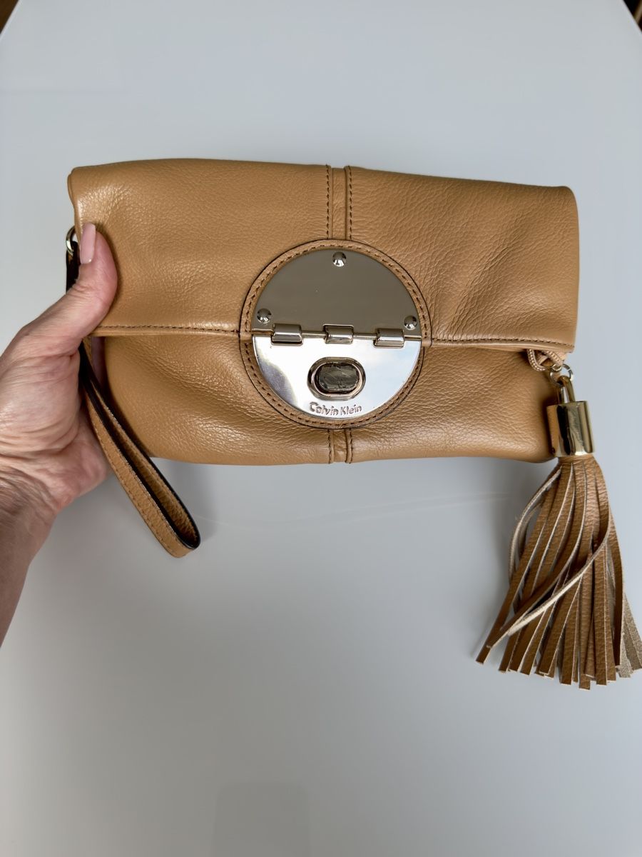 Calvin Klein Borse da donna: GENTLY USED CALVIN KLEIN GENUINE LEATHER CLUTCH – Usato da Forch venduto da ele_9gsf