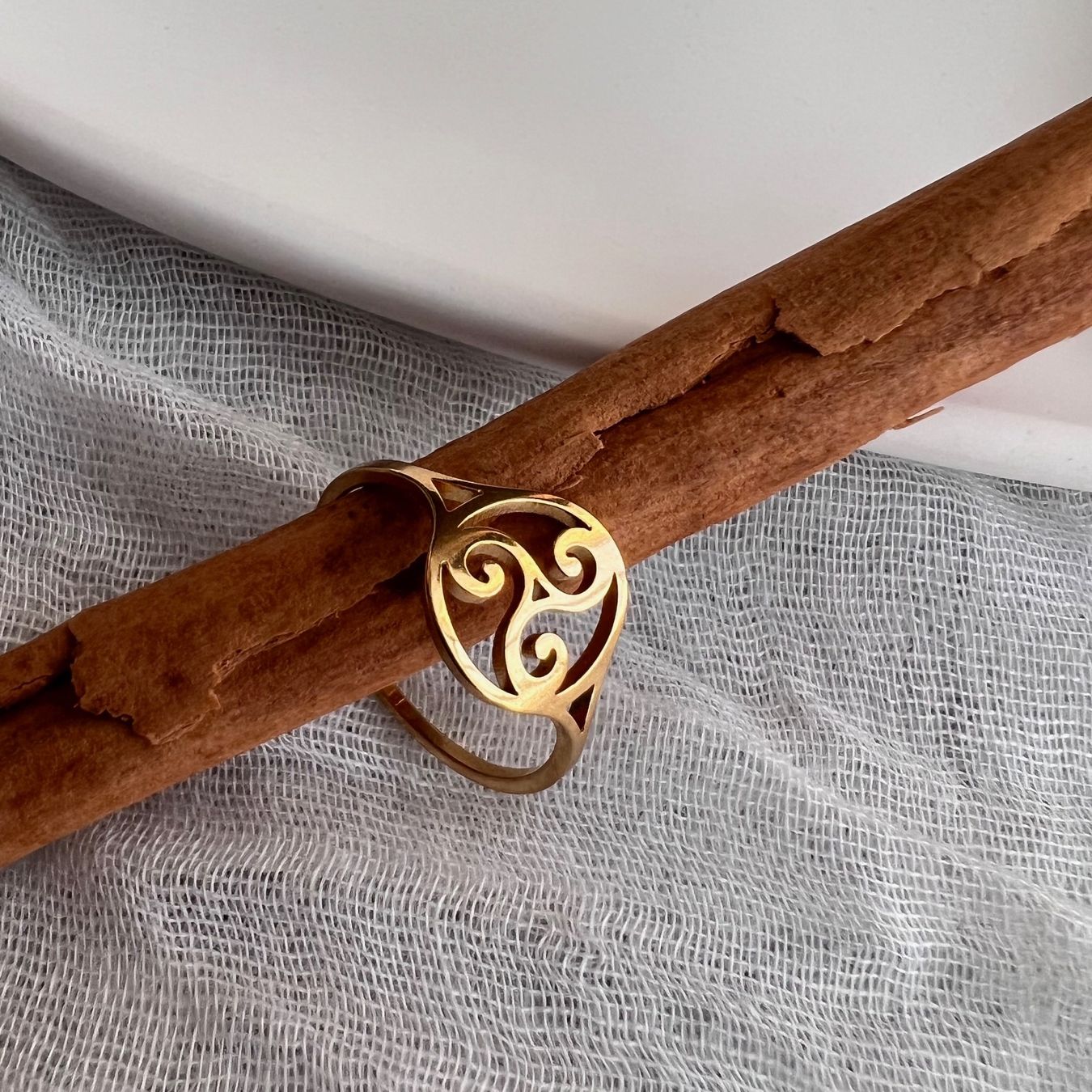 Anelli: Bague Triskell en acier inox doré – Nuovo (secondo la descrizione) da Pully venduto da sunaddict 1