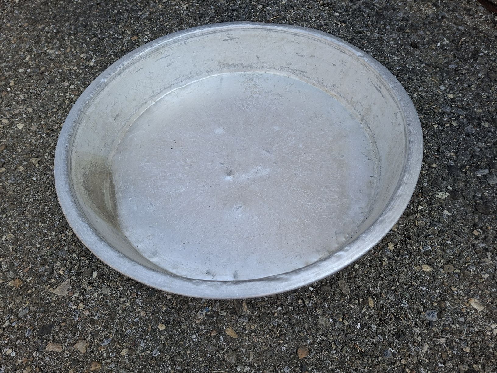 Schalen: Alu-Schüssel 67cm Durchmesser Used – Gebraucht aus Erlach von silvia3235