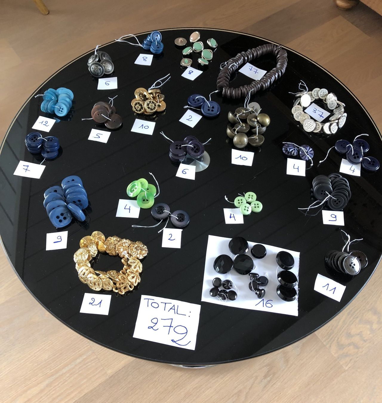 Knöpfe: Lot Vintage Knöpfe. Total 272 – Gebraucht aus Samstagern von TAAF
