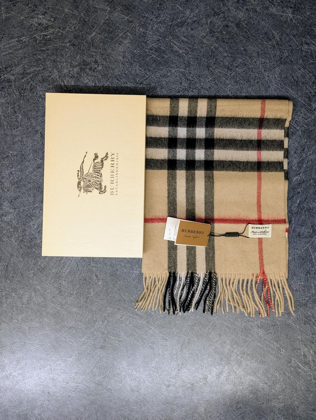 Burberry Foulard & Sciarpe: écharpe Burberry  – Nuovo (secondo la descrizione) da Gland venduto da BreaKersStyle 1