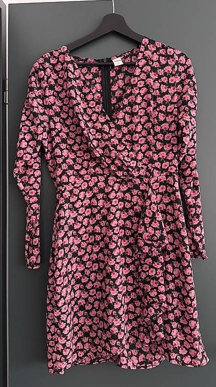 Robes: Schwarzes Blumenkleid  Grösse S – D'occasion à Schlieren par _lgv