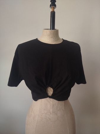 Shirt mit Cut-Out und Bändeln zum schnüren