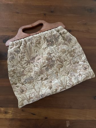 Handtasche mit Blumenmuster und Holzgriff, vintage, antik