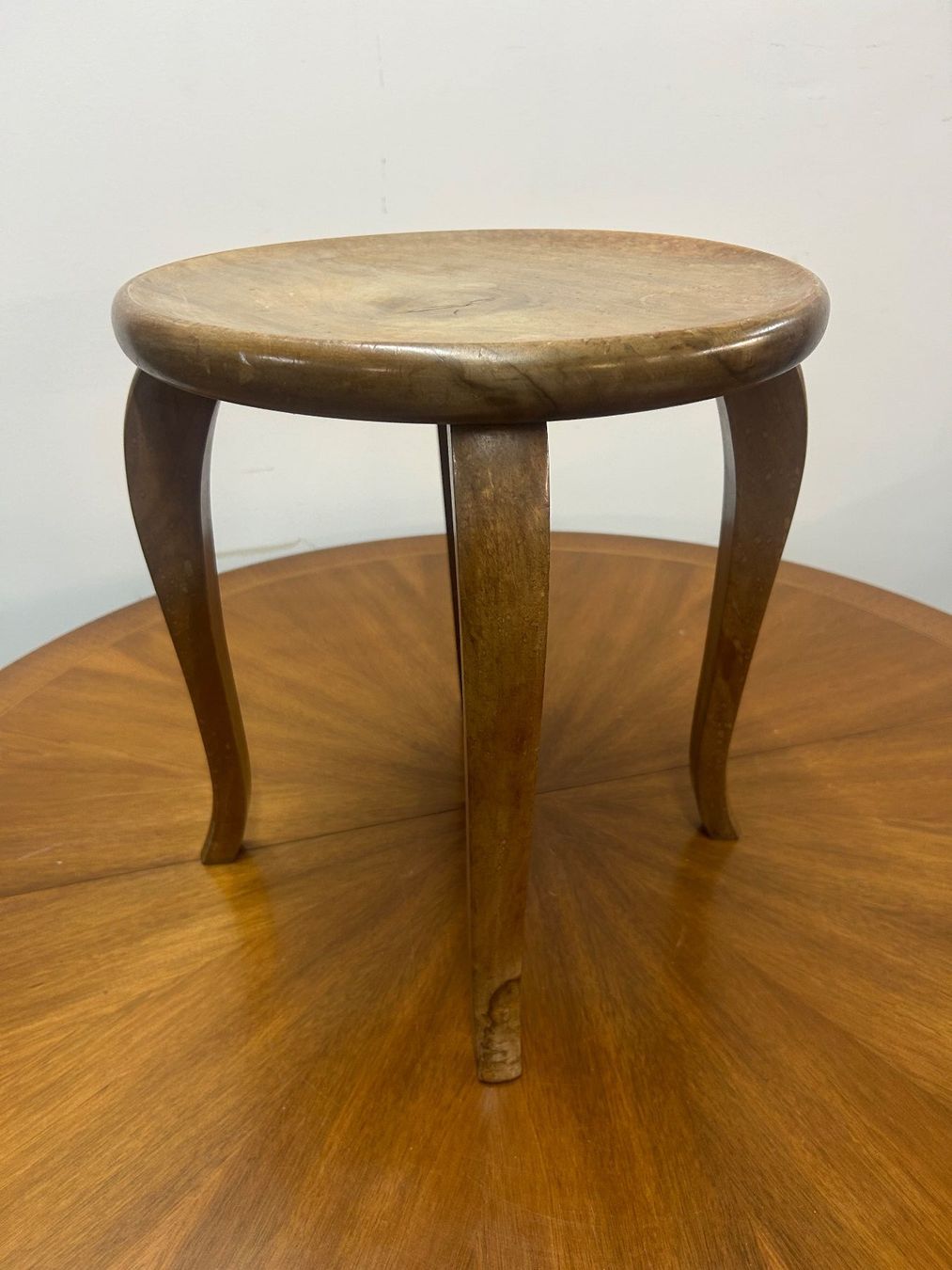 Sgabelli: antiker Hocker Biedermeier Stil Nussbaum ca. um 1900 – Usato da Zürich venduto da Levelart