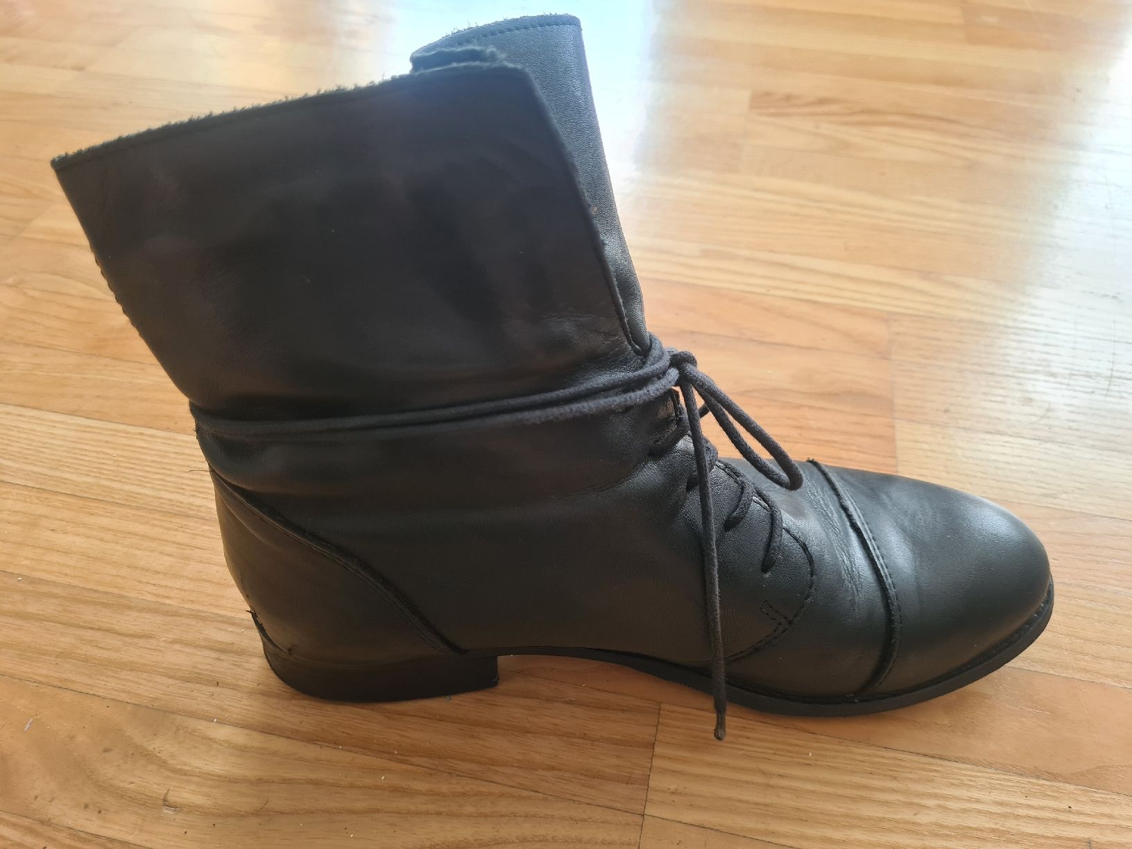 Chaussures femmes: Stiefeletten, Leder, schwarz, gr. 40 – D'occasion à Steinhausen par MilaB 5