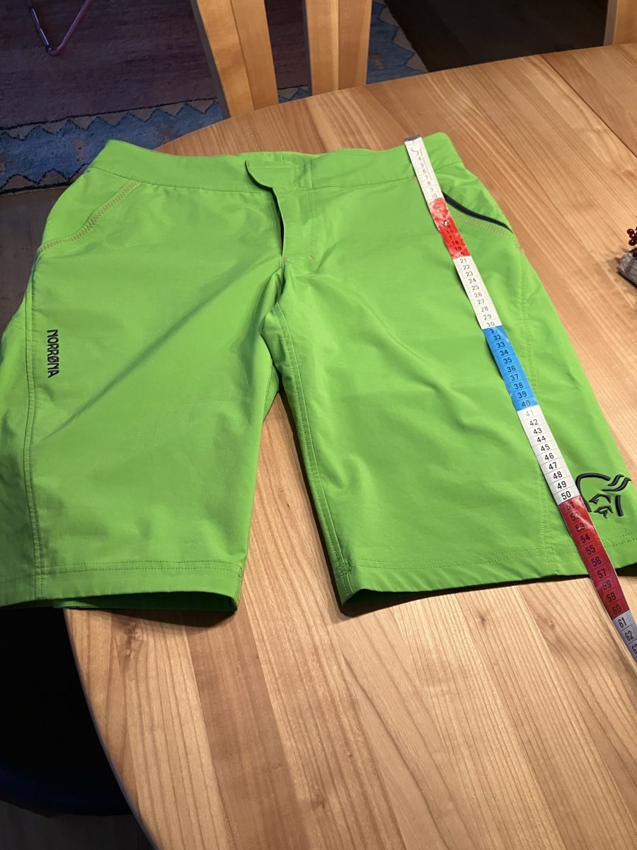 Pantaloni: Norrona Shorts – Usato da Zofingen venduto da Bew