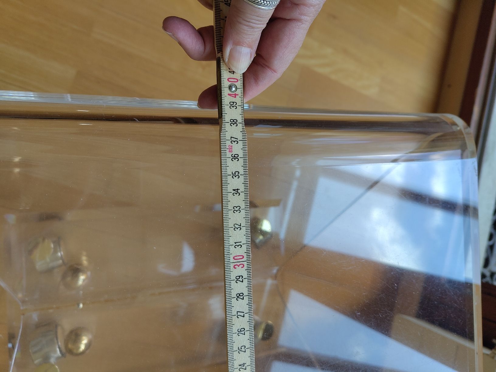 Tavoli: Tischchen aus Acrylglas mit Messing-Elementen – Usato da Wädenswil venduto da AVY 2