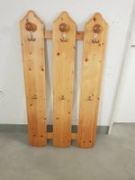 Garderobe aus Massiholz mit sechs Haken hellbraun