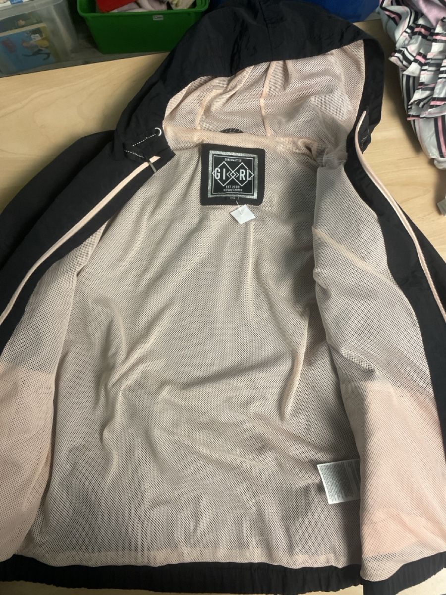 C&A Giacche & Cappotti: Schwarze C&A Windjacke Mädchen Gr. 176 "Awesome" – Nuovo (secondo la descrizione) da Obergerlafingen venduto da cabo4 3