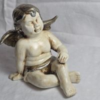 Ältere Engel Figur sitzend Silber Creme – ca. 15 cm