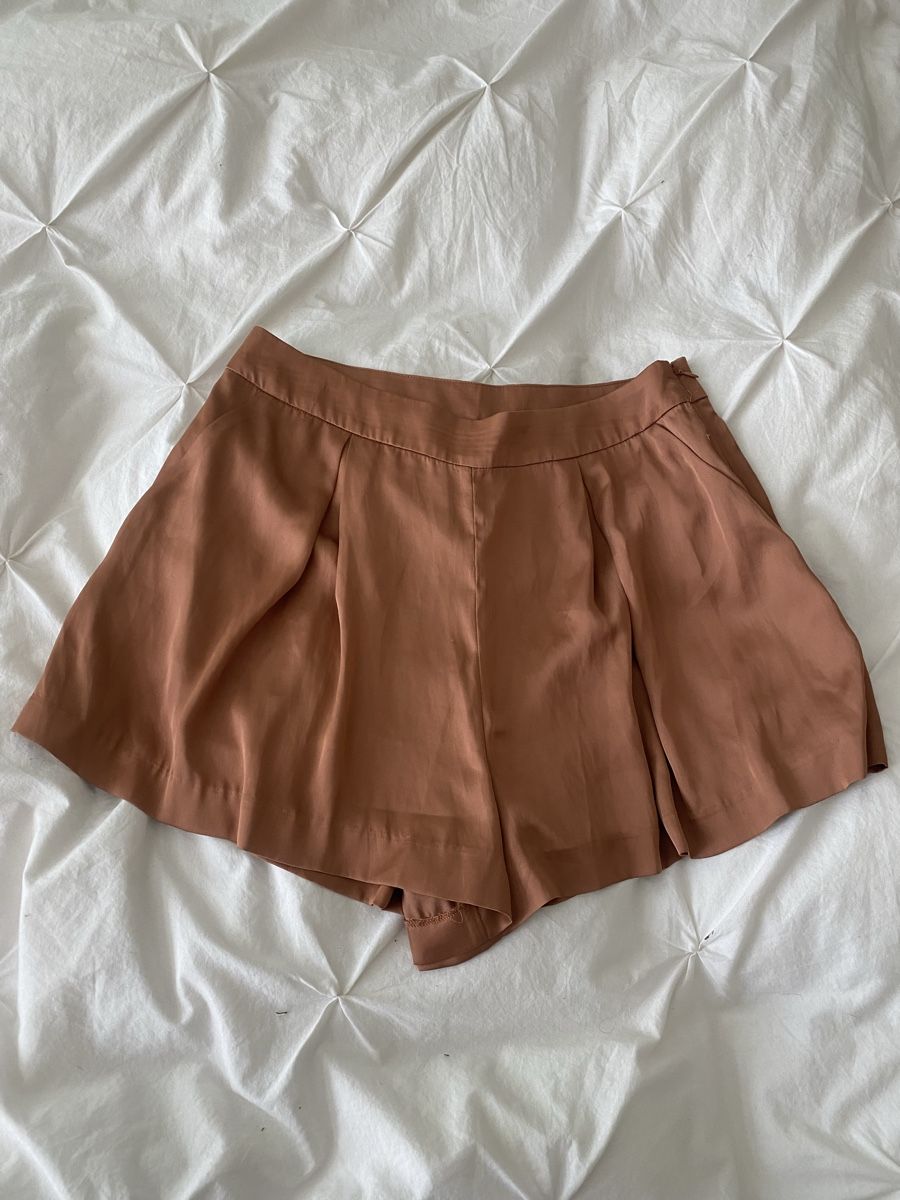 Pantaloni: Shorts doré EUR 40 bon état – Usato da Genève venduto da lejardindesvetements