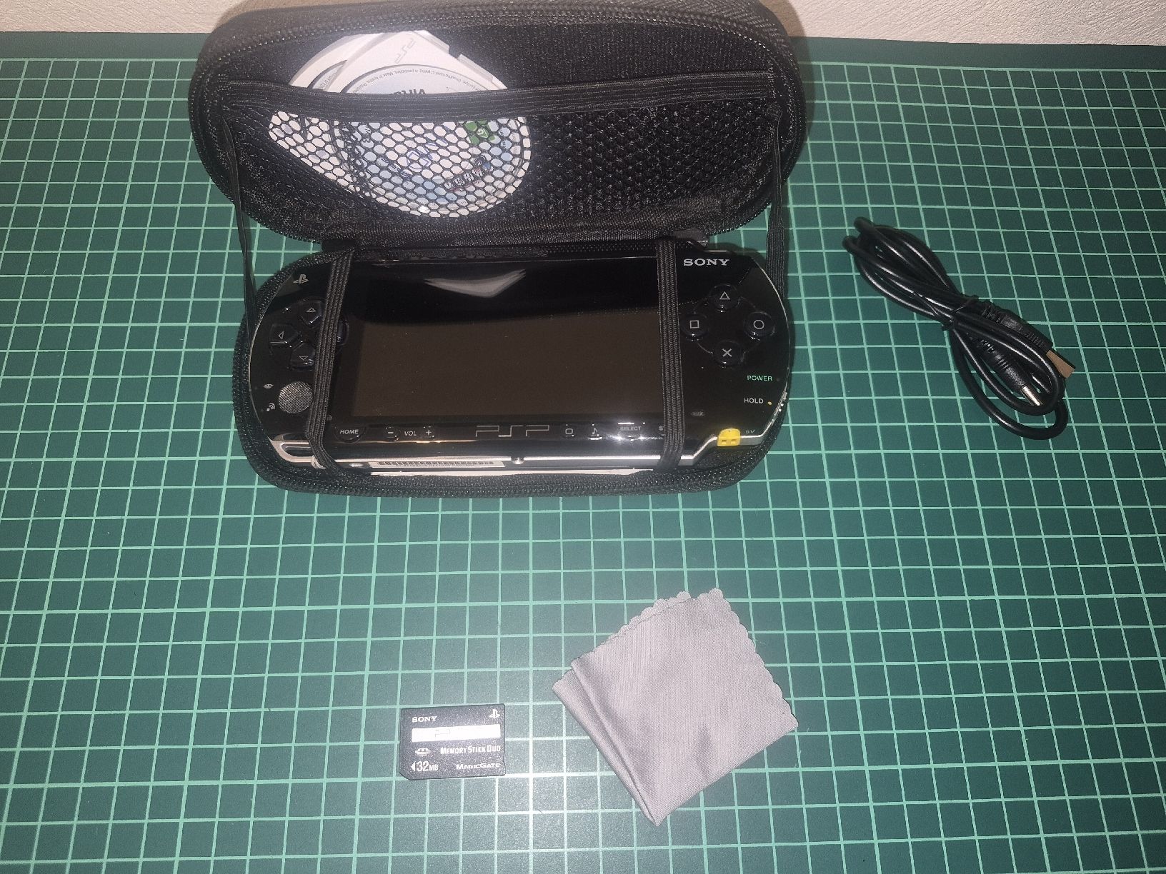 Sony Consoles: Sony PSP 1004 Black  Console Bundle - Great Condition! – D'occasion à Meyrin par Retro-GZ 4