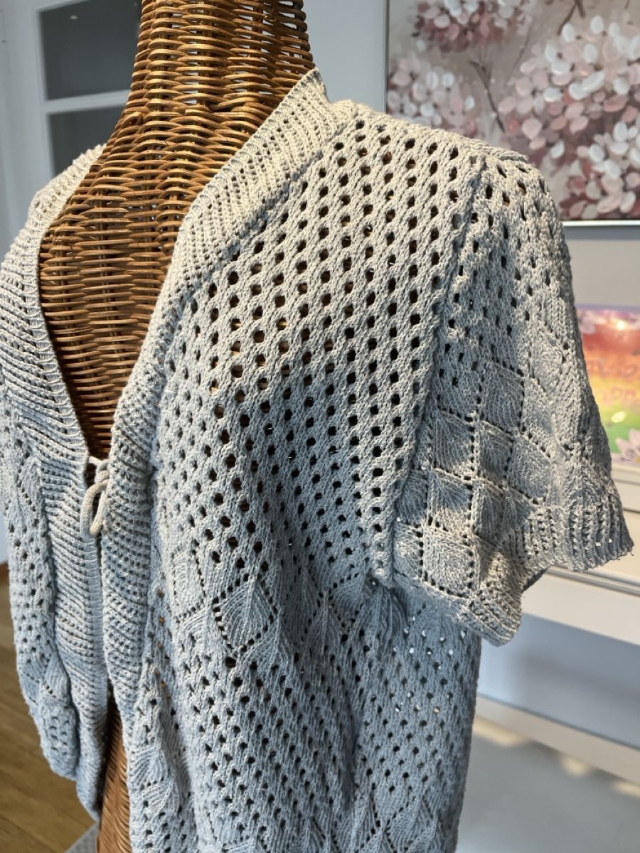 Giacche: Strickjacke grau mit  Lochmuster, M/L – Usato da Solothurn venduto da Bobesch08 3