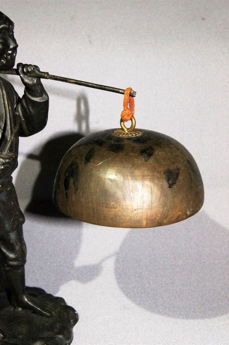 Statuette: Gong-Träger oder -Verkäufer mit 3 Gongs - Kuriose Figur – Nuovo e nell'imballaggio originale da Geroldswil venduto da ARTEFACTO 4