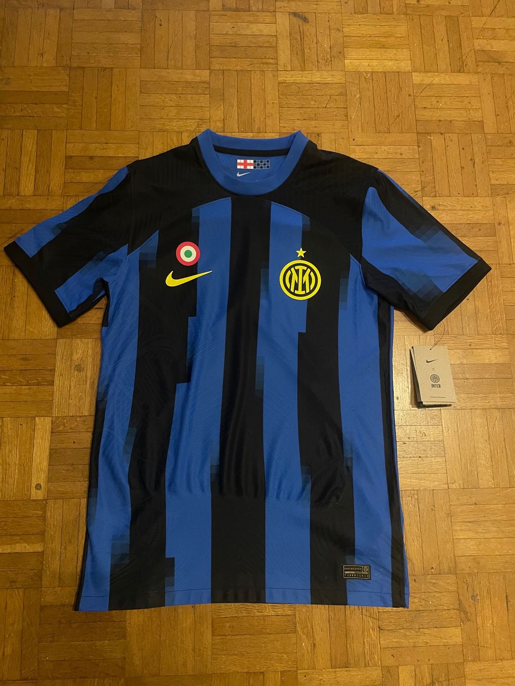 Nike Canottiere & Pantaloni: Inter Mailand Trikot 23/24 Authentic – Nuovo (secondo la descrizione) da buchs venduto da dan_ds9w