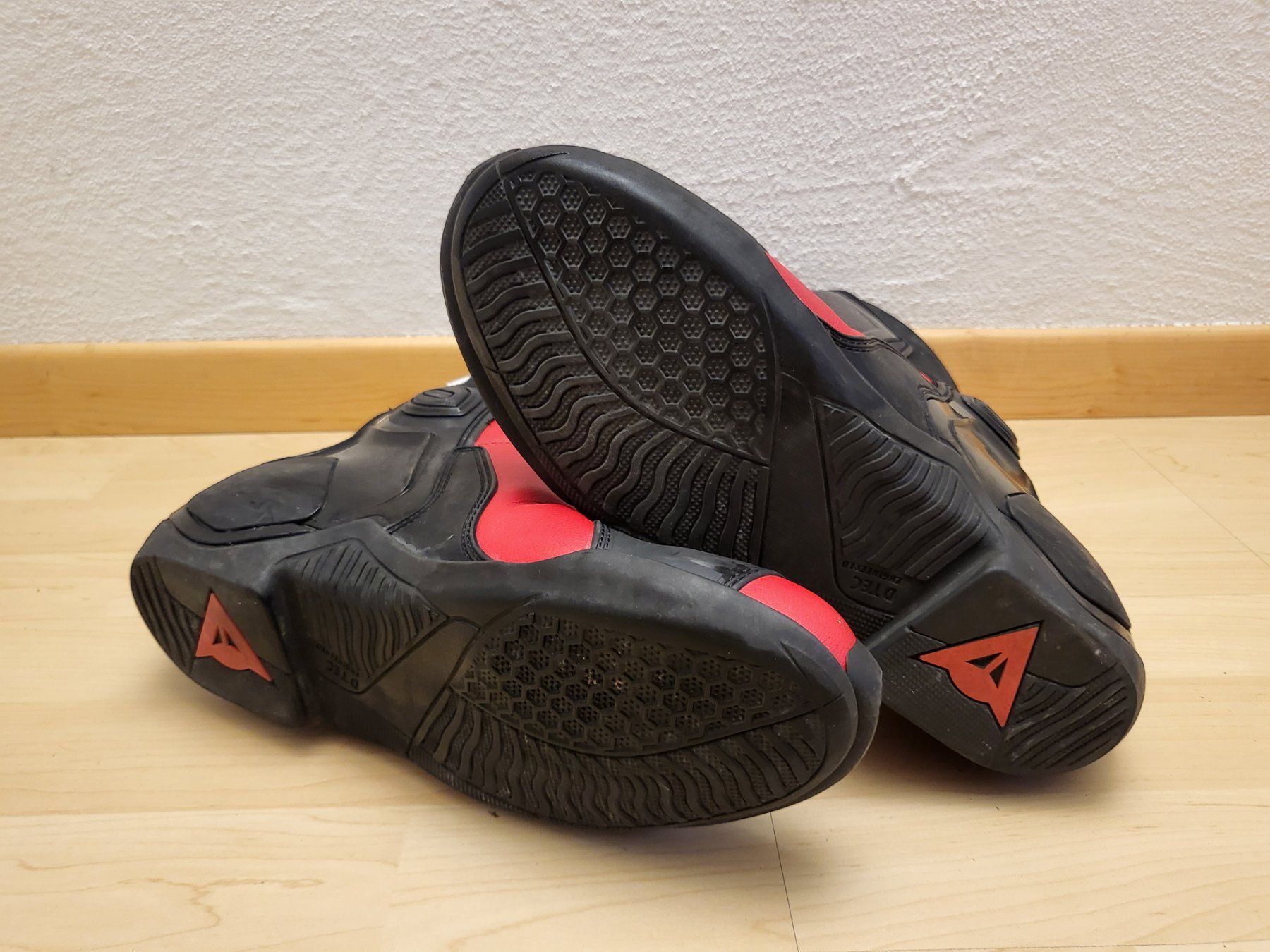 Dainese Scarpe da uomo: Motorradstiefel Dainese rot schwarz – Usato da Pfäffikon ZH venduto da telve 2