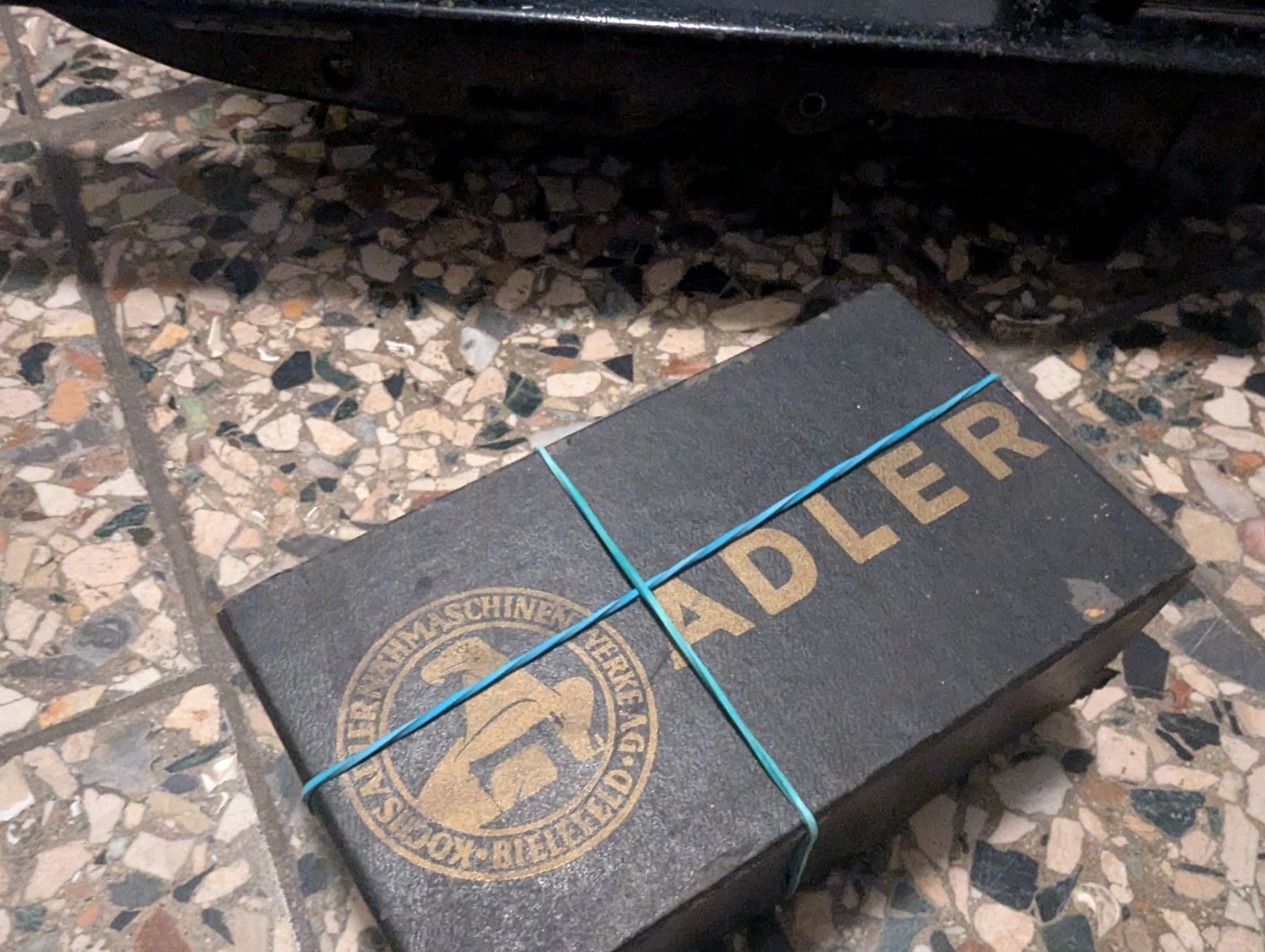Adler Macchine da cucire: Antike Adler Nähmaschine, ca. 1930, Deko oder Funktion! – Usato da Basel venduto da ili_j29z 2