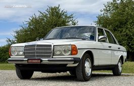 Mercedes-Benz 200 W123 1979 Veteranenfahrzeug Schiebedach