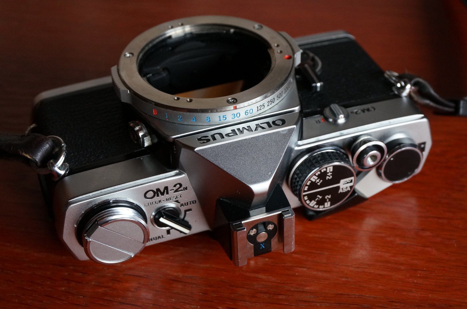 Olympus Fotocamera: Olympus OM-2n Chrom mit Electronic Flash T 32 TOP – Usato da Spreitenbach venduto da Salesmanship 6