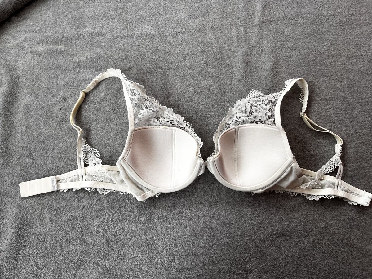 Altra biancheria intima: Ivory Lace Bra - Lightly Used, Size 75B – Usato da Romont FR venduto da cat_j6ww 2
