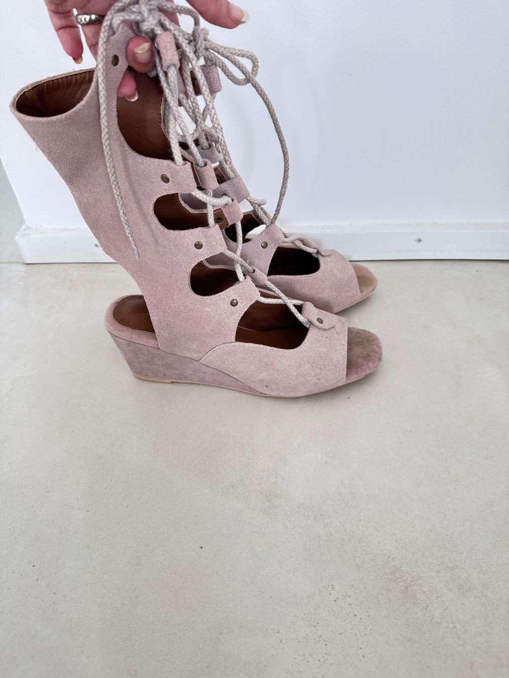 Chaussures femmes: Belles spartiates en daim rose pâle – D'occasion à giffers par sev_c9x9 2