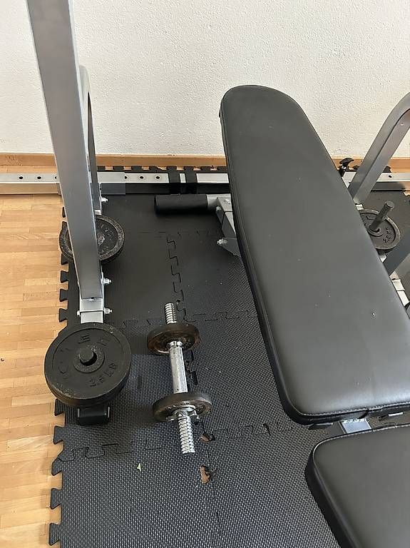 Hometrainer: Hantelbank mit Gewichten – Usato da Wettingen venduto da zesiziesi 1