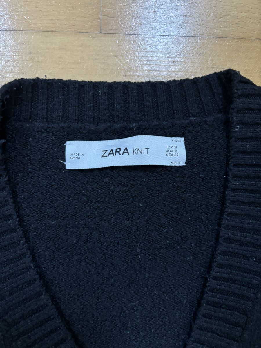 Zara Pulls & Sweat-shirts: Schwarzer Zara Strickpullover mit V-Ausschnitt, Grösse S – Neuf (Voir description) à Ehrendingen par can_n7gv 5