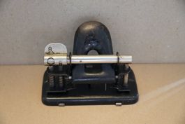 Alter Metalllocher