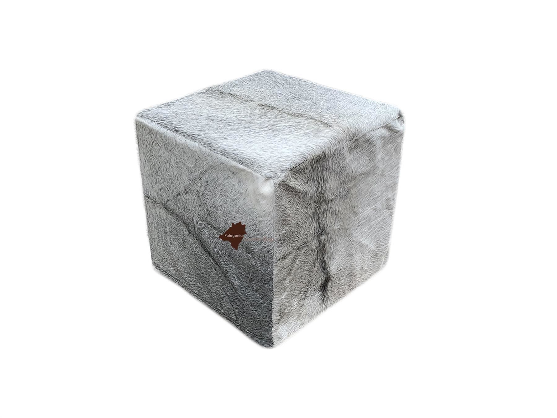 Sgabelli: Kuhfell Hocker Grey – Nuovo e nell'imballaggio originale da Arbedo venduto da patagonialeatherrugs
