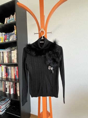 Elegant black sweater with fur, S size.